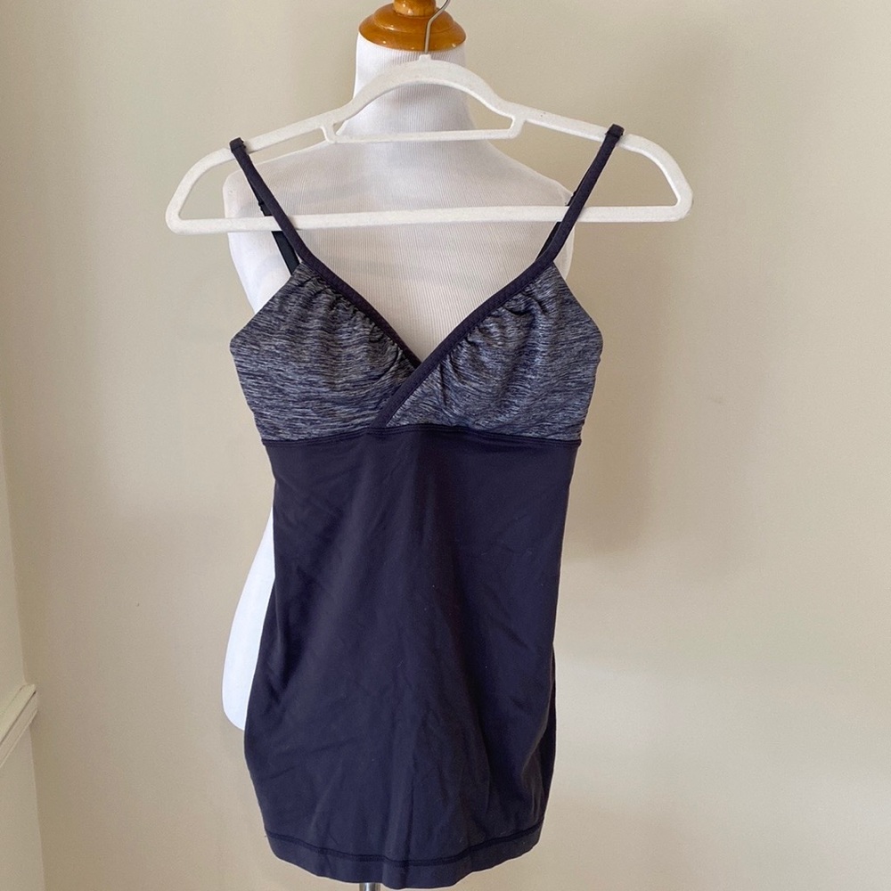 Lululemon Womens Gray Embrace Tank Top Shelf Bra Criss Cross Back Sz 4